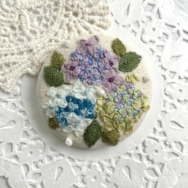 紫陽花　刺繍ブローチ/ ヘアゴム　ハンドメイド ハンドメイドのアクセサリー(コサージュ/ブローチ)の商品写真