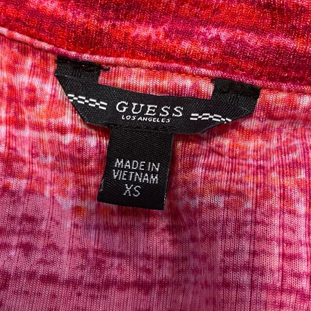 GUESS(ゲス)のGuess ゲス　オフショルトップス　レッドピンク レディースのトップス(カットソー(半袖/袖なし))の商品写真