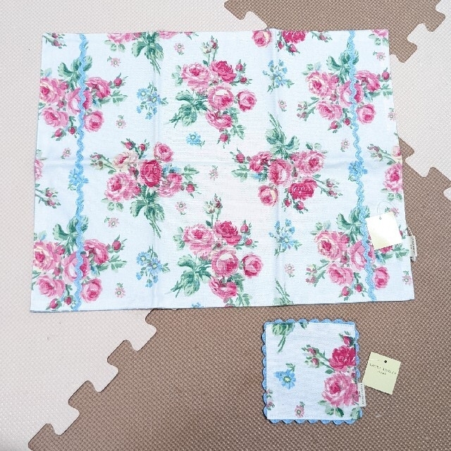 LAURA ASHLEY(ローラアシュレイ)の【d5233928さま専用】ローラアシュレイランチョンマット　コースター　セット インテリア/住まい/日用品のキッチン/食器(テーブル用品)の商品写真