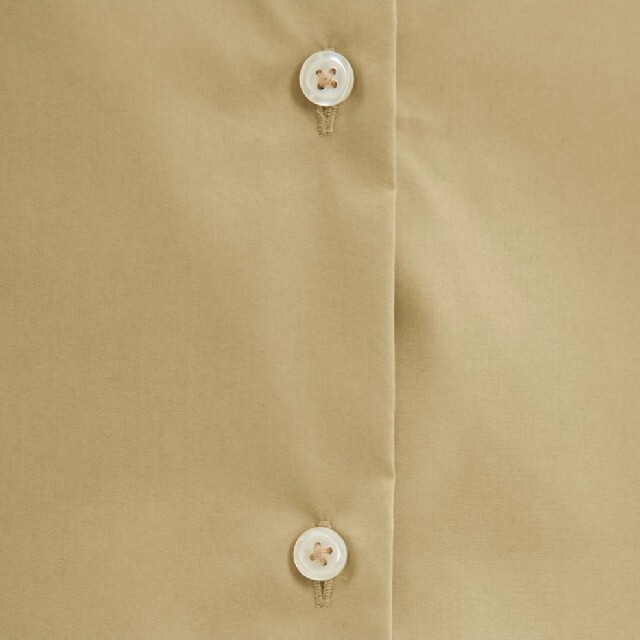 GU(ジーユー)の新品 未使用 GU 2WAYオーバーサイズシャツ 長袖 XL ベージュ レディースのトップス(シャツ/ブラウス(長袖/七分))の商品写真