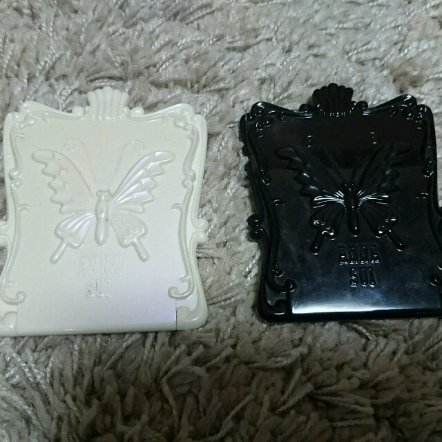 ANNA SUI(アナスイ)の白黒セット！ANNA SUIミラー✨ コスメ/美容のコスメ/美容 その他(その他)の商品写真