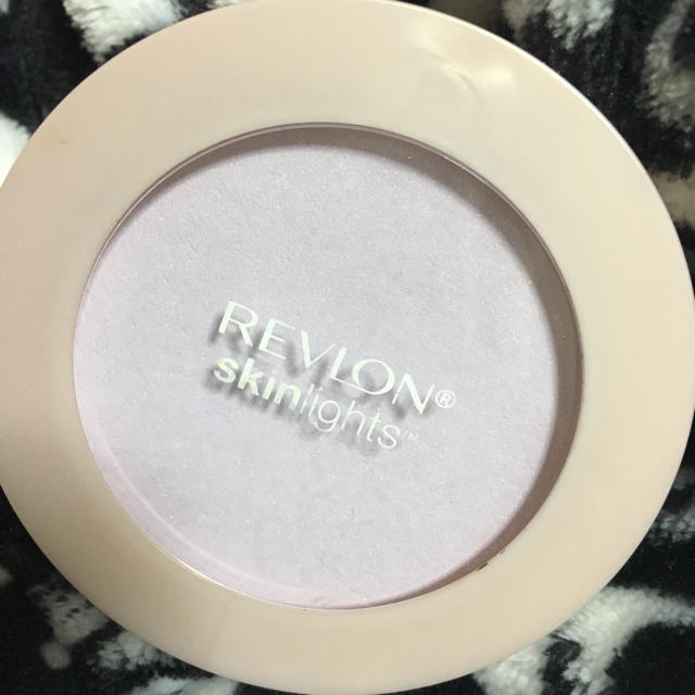 REVLON(レブロン)のレブロン スキンライトプレストパウダー104 コスメ/美容のベースメイク/化粧品(フェイスパウダー)の商品写真