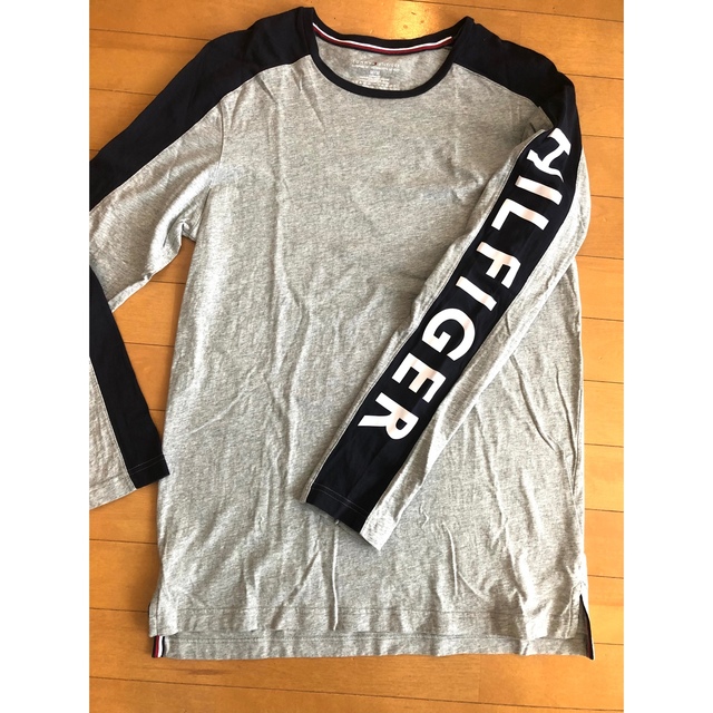 TOMMY HILFIGER(トミーヒルフィガー)のTOMY メンズM   長そで　綿100% グレー×紺 メンズのトップス(Tシャツ/カットソー(七分/長袖))の商品写真