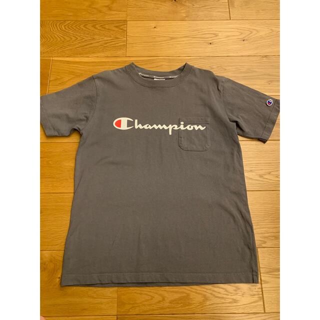 Champion(チャンピオン)の美品　Champion チャンピオン Tシャツ　ロゴ入り　グレー　くすみカラー レディースのトップス(Tシャツ(半袖/袖なし))の商品写真