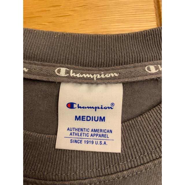 Champion(チャンピオン)の美品　Champion チャンピオン Tシャツ　ロゴ入り　グレー　くすみカラー レディースのトップス(Tシャツ(半袖/袖なし))の商品写真