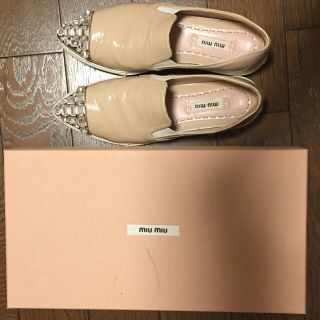 ミュウミュウ(miumiu)のmiumiuスタッズ付きレザースリッポンシューズ 値下げ‼︎(スリッポン/モカシン)