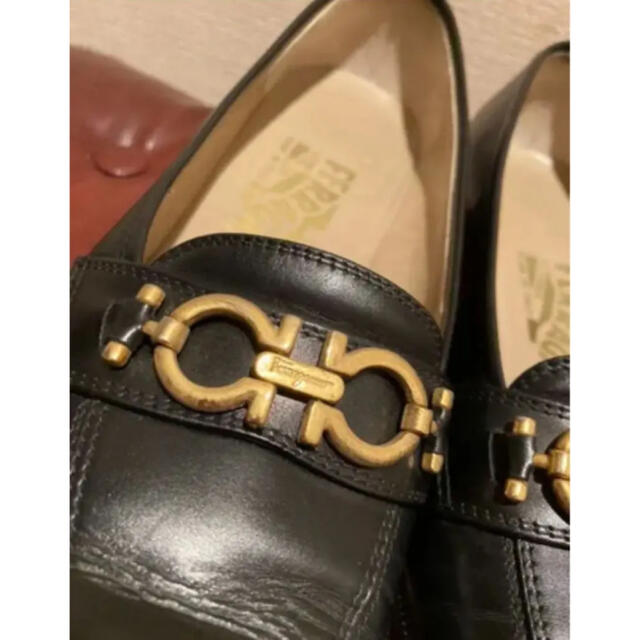 Ferragamo(フェラガモ)の22cm フェラガモ　ローファー ゴールドロゴ レディースの靴/シューズ(ローファー/革靴)の商品写真