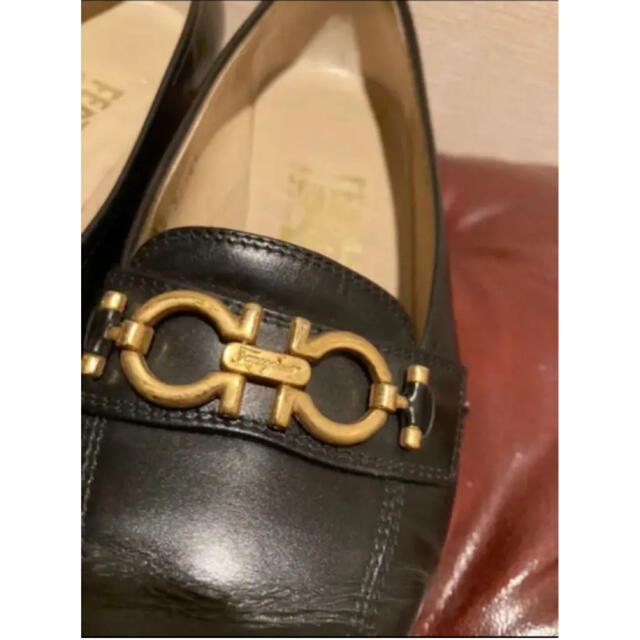 Ferragamo(フェラガモ)の22cm フェラガモ　ローファー ゴールドロゴ レディースの靴/シューズ(ローファー/革靴)の商品写真