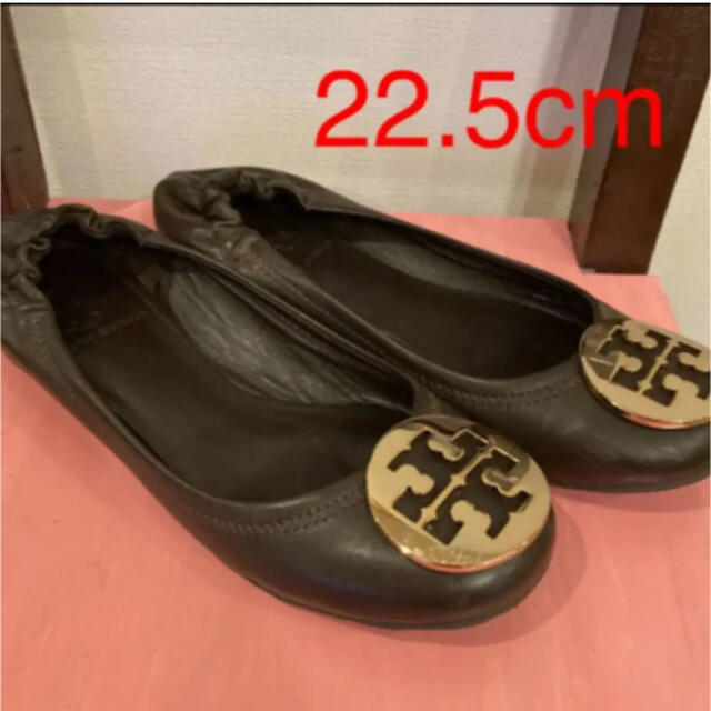 Tory Burch(トリーバーチ)の22.5cm トリーバーチ　ブラックパンプス　ゴールドロゴ レディースの靴/シューズ(バレエシューズ)の商品写真