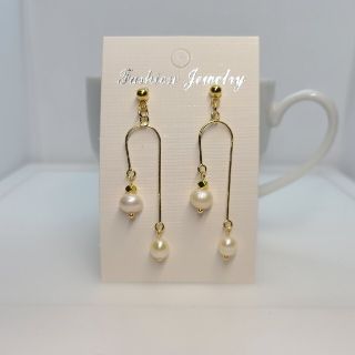 ハンドメイド　淡水パールのピアス(ピアス)