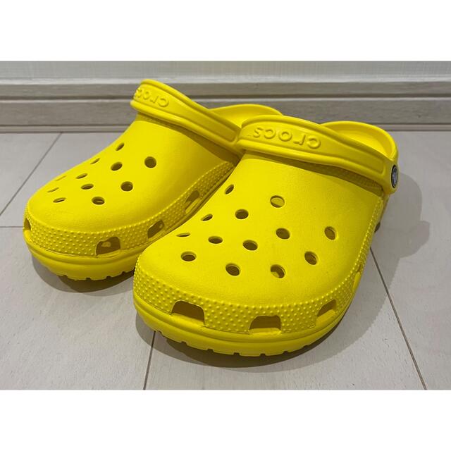 crocs(クロックス)のクロックス クラシック イエロー 24cm CROCS サンダル ユニセックス メンズの靴/シューズ(サンダル)の商品写真