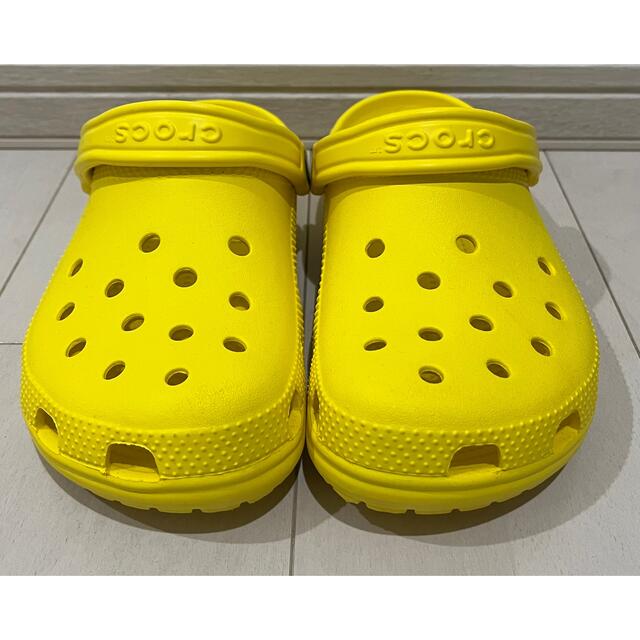 crocs(クロックス)のクロックス クラシック イエロー 24cm CROCS サンダル ユニセックス メンズの靴/シューズ(サンダル)の商品写真