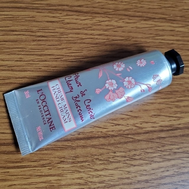 L'OCCITANE(ロクシタン)の値下げ！【ロクシタン】★チェリーブロッサム ソフトハンドクリーム 30㎖★ コスメ/美容のボディケア(ハンドクリーム)の商品写真