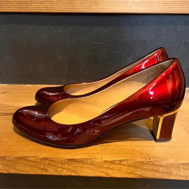 Salvatore Ferragamo(サルヴァトーレフェラガモ)のFerragamo フェラガモ パンプス　サイズ7C パテント レザー 超美品 レディースの靴/シューズ(ハイヒール/パンプス)の商品写真