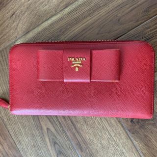 プラダ(PRADA)のPRADA プラダ 長財布　リボン　レッド　ラウンドファスナー(財布)