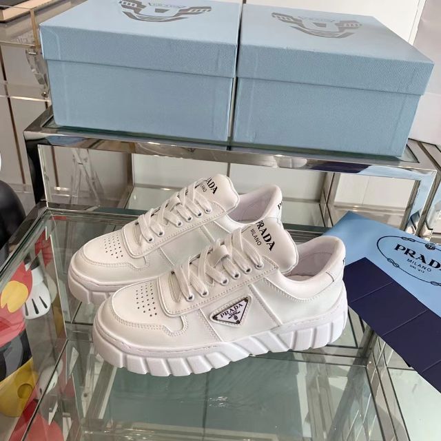 素晴らしい品質 PRADA プラダ スニーカー ホワイト - スニーカー