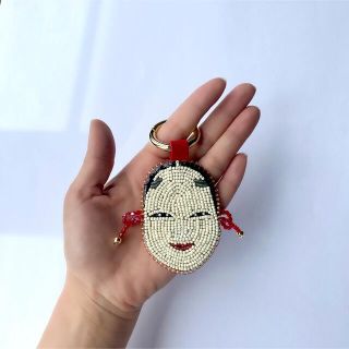 【ハンドメイド】シロクマのバッグチャーム　ポンポン　ビーズ　刺繍