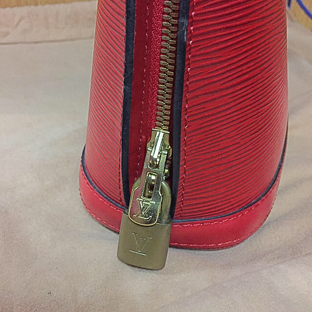 LOUIS VUITTON(ルイヴィトン)の大幅お値下げ ヴィトン エピ リュサック 赤 美品 レディースのバッグ(ハンドバッグ)の商品写真