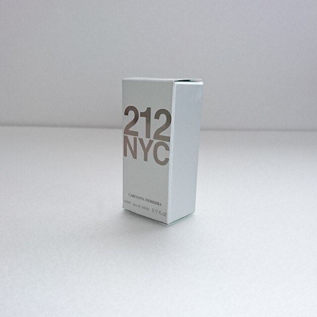 CAROLINA HERRERA(キャロライナヘレナ)のキャロライナへレラ 212 5ml NYC オードトワレ 香水 ミニ コスメ/美容の香水(香水(女性用))の商品写真