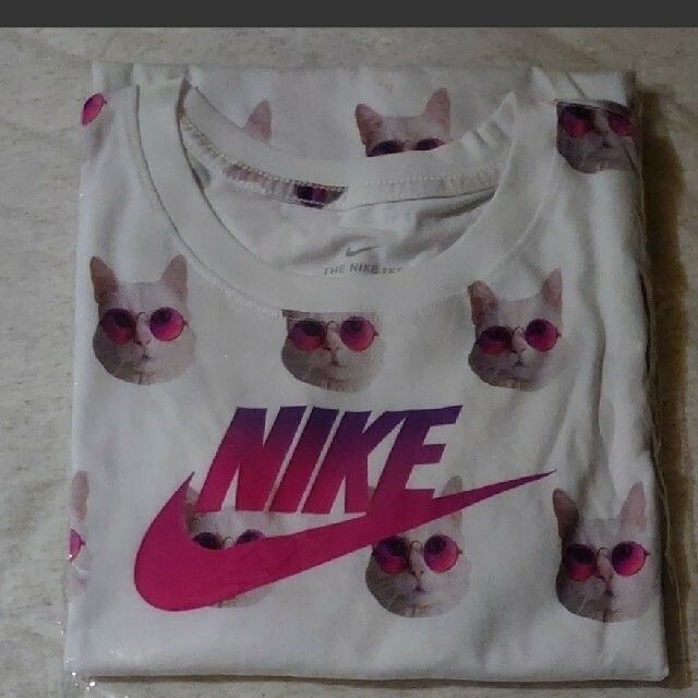 NIKE(ナイキ)の新品　ナイキ　半袖　ねこ柄　XL　Tシャツ レディースのトップス(Tシャツ(半袖/袖なし))の商品写真