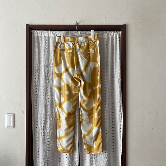 L'Appartement DEUXIEME CLASSE(アパルトモンドゥーズィエムクラス)の【BANANATIME】Tapered Pants(Flowers Gold) レディースのパンツ(カジュアルパンツ)の商品写真