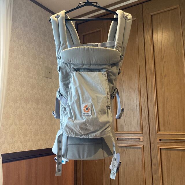 Ergobaby(エルゴベビー)の《maa様専用》エルゴアダプト　抱っこ紐　パールグレー キッズ/ベビー/マタニティの外出/移動用品(抱っこひも/おんぶひも)の商品写真