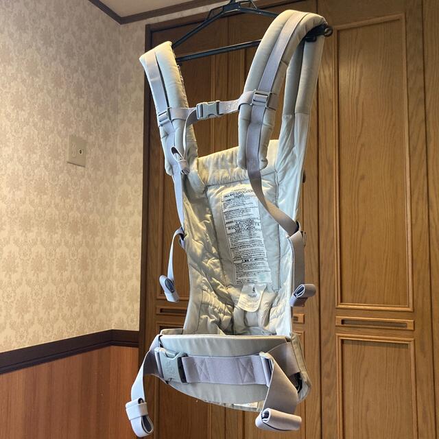 Ergobaby(エルゴベビー)の《maa様専用》エルゴアダプト　抱っこ紐　パールグレー キッズ/ベビー/マタニティの外出/移動用品(抱っこひも/おんぶひも)の商品写真