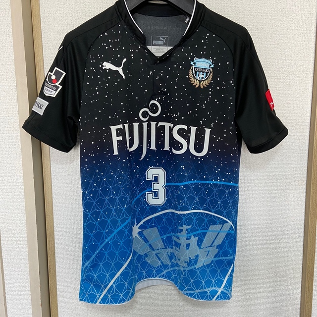 PUMA(プーマ)の川崎フロンターレ　宇宙兄弟コラボユニフォーム スポーツ/アウトドアのサッカー/フットサル(ウェア)の商品写真