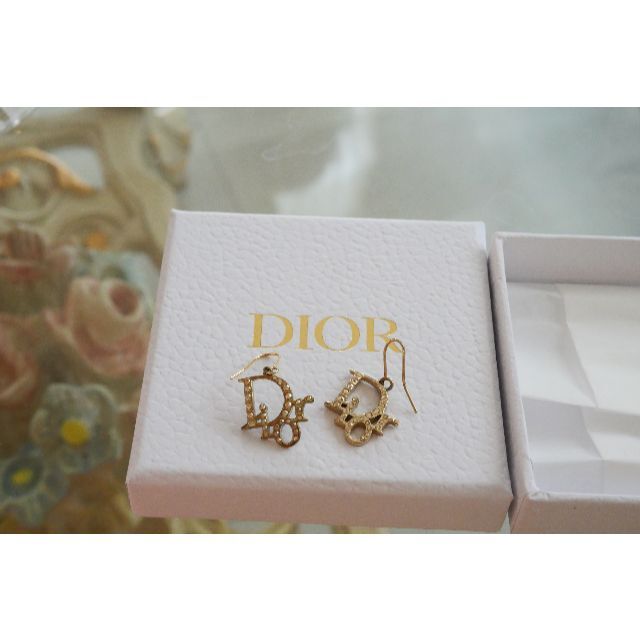 DIOR　ロゴ　ゴールドピアス【クリスチャンディオール】アクセサリー