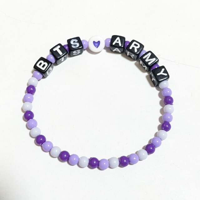 防弾少年団(BTS)(ボウダンショウネンダン)の💜BTS ARMY 文字ビーズ ブレスレット💜防弾少年団  バンタンアーミー レディースのアクセサリー(ブレスレット/バングル)の商品写真