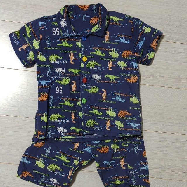 恐竜パジャマ上下セット　１１０cm キッズ/ベビー/マタニティのキッズ服男の子用(90cm~)(パジャマ)の商品写真