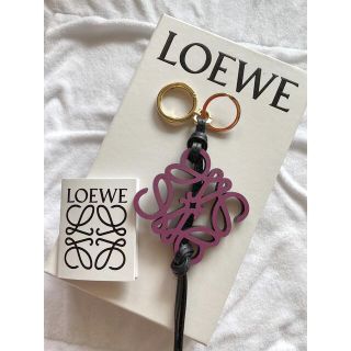 ロエベ(LOEWE)の極美品　ロエベ   紫×黒　アナグラム　キーホルダー　チャーム　バッグ　財布(キーホルダー)