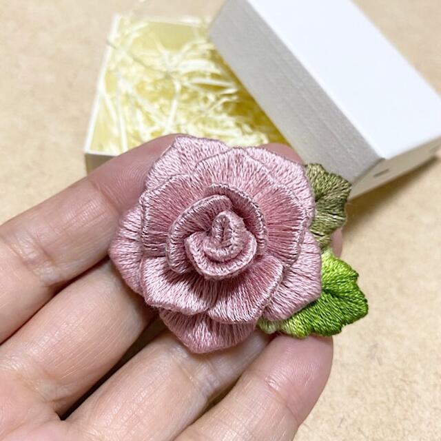 薔薇のブローチ 刺繍ブローチ 立体刺繍 ハンドメイド サーモンピンクの