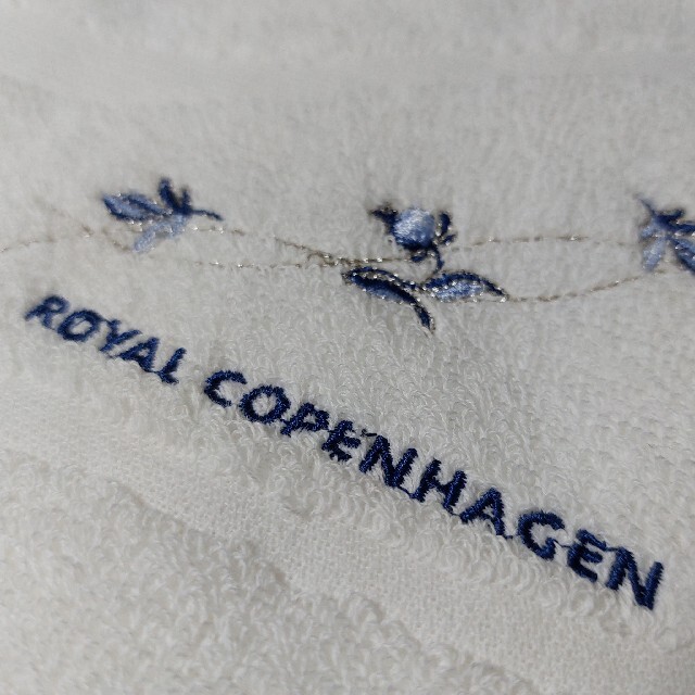 ROYAL COPENHAGEN(ロイヤルコペンハーゲン)の新品タオル☆ロイヤルコペンハーゲン 白 レディースのファッション小物(ハンカチ)の商品写真