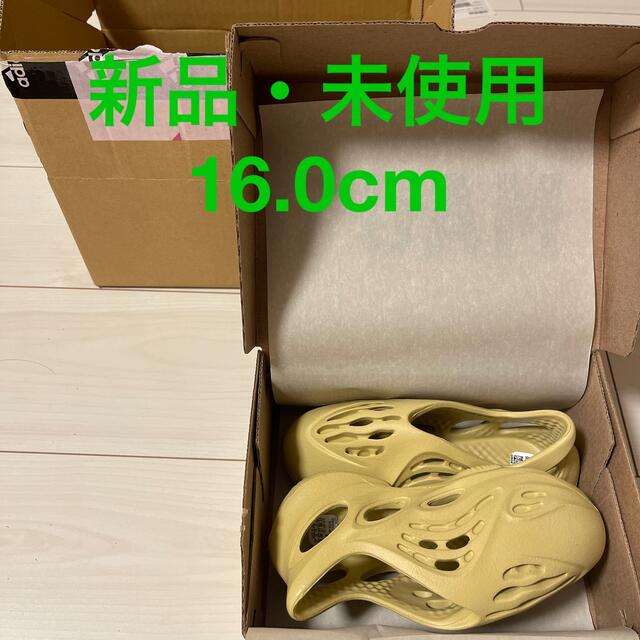 adidas(アディダス)のadidas INFANT YEEZY Foam Runner "Sulfur" キッズ/ベビー/マタニティのキッズ靴/シューズ(15cm~)(サンダル)の商品写真