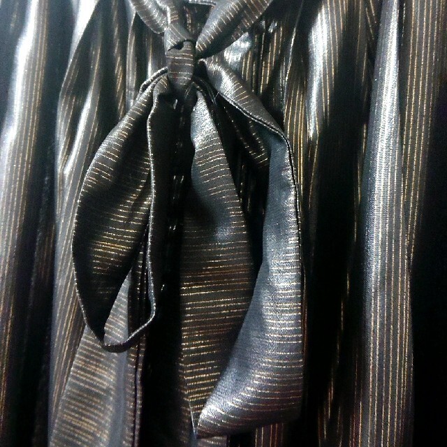 ヴィンテージ シャツ ブラック 黒 リボン イタリア製 小松菜奈 香椎かてぃ レディースのトップス(シャツ/ブラウス(長袖/七分))の商品写真