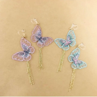 刺繍　アクセサリー　蝶々　バタフライ　煌びやか　上品　ハンドメイド　イヤリング(イヤリング)
