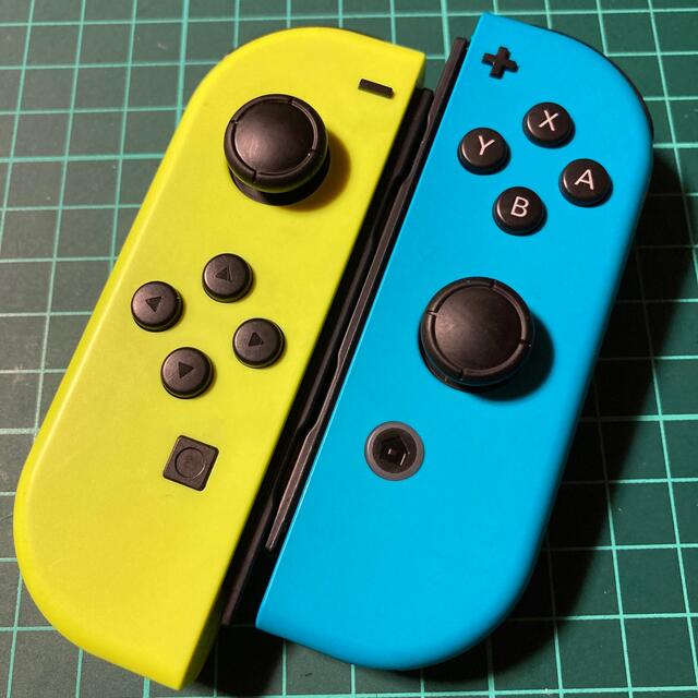 Nintendo Switch(ニンテンドースイッチ)のジョイコン    ★イエロー・ブルー★   作動品　　ストラップ付き‼️ エンタメ/ホビーのゲームソフト/ゲーム機本体(家庭用ゲーム機本体)の商品写真