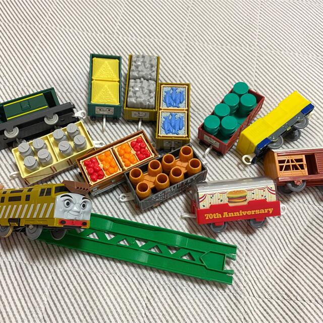 Takara Tomy(タカラトミー)のディーゼル10、貨車セット & でこぼこレール キッズ/ベビー/マタニティのおもちゃ(電車のおもちゃ/車)の商品写真