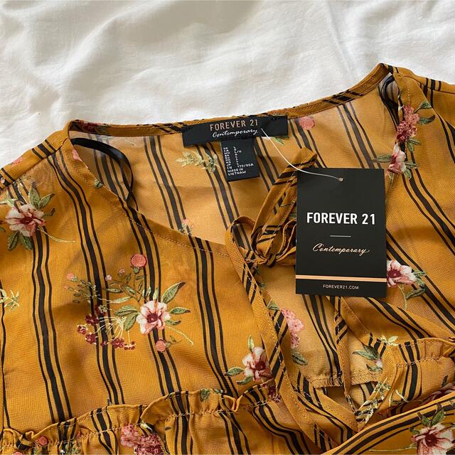 FOREVER 21(フォーエバートゥエンティーワン)の【週末限定値下げ】Forever21 花柄シフォントップス レディースのトップス(シャツ/ブラウス(長袖/七分))の商品写真