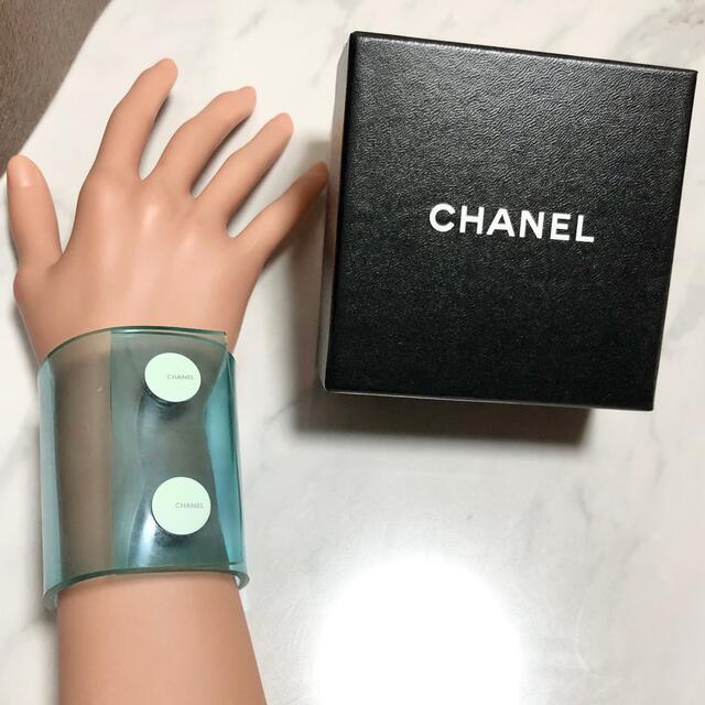 CHANEL(シャネル)のシャネル　バングル　クリア　ラバー　ワイド　ブレスレット　ホック　ボタン　銀　☆ レディースのアクセサリー(ブレスレット/バングル)の商品写真