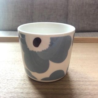 マリメッコ(marimekko)のマリメッコ ブルーグレーxホワイト ラテマグ(グラス/カップ)