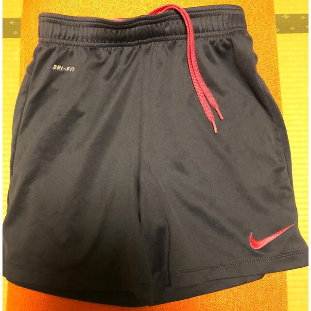 NIKE(ナイキ)のNIKE ハーフパンツ　130-140センチ　ネイビー スポーツ/アウトドアのサッカー/フットサル(ウェア)の商品写真