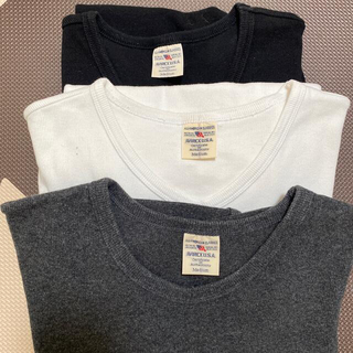 アヴィレックス(AVIREX)のAVIREX Tシャツ Mサイズ 黒 白 グレー カットソー 半袖(Tシャツ/カットソー(半袖/袖なし))
