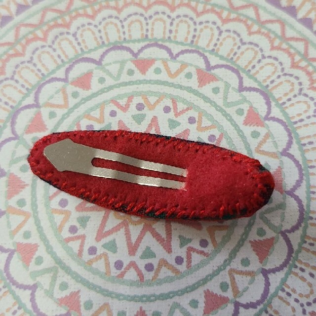 familiar(ファミリア)のファミリアチェック　パッチンピン　楕円形　赤チェック　B ハンドメイドのキッズ/ベビー(ファッション雑貨)の商品写真