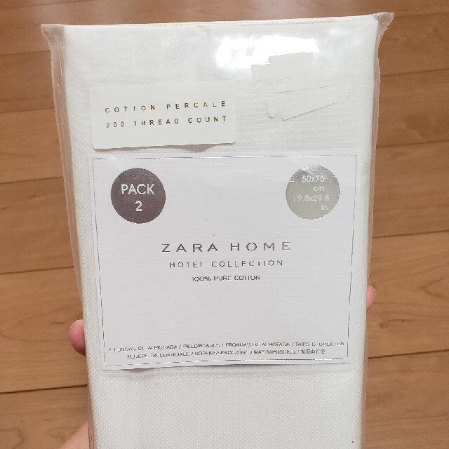 ZARA HOME(ザラホーム)のCocomocaさま専用 ZARA HOME　枕カバー　白✕ベージュ　２枚組 インテリア/住まい/日用品の寝具(シーツ/カバー)の商品写真