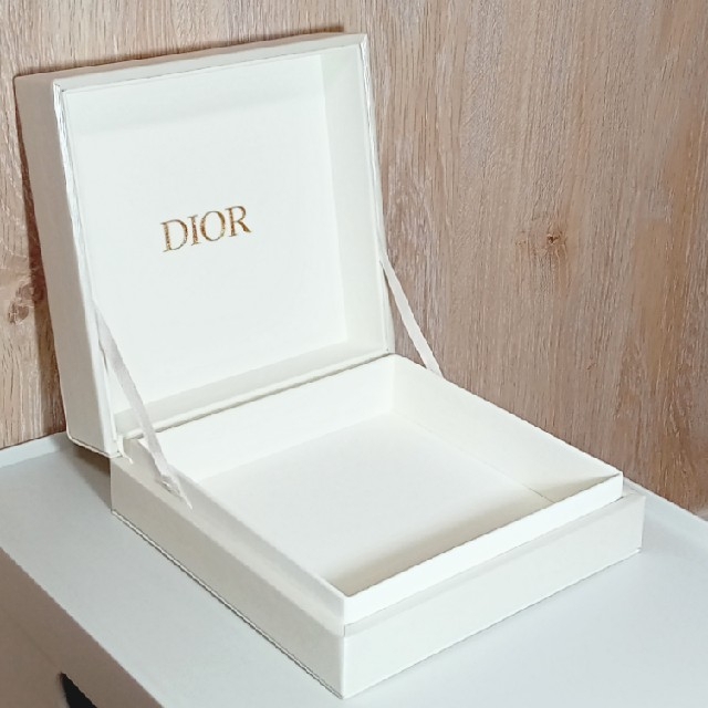 Dior(ディオール)の【匿名配送】　ディオール　コフレボックス　　箱のみ インテリア/住まい/日用品のインテリア小物(小物入れ)の商品写真