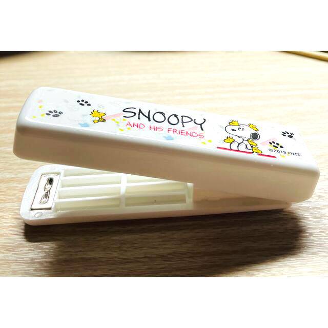 SNOOPY(スヌーピー)の携帯用　ミニホッチキス　スヌーピー　ホワイト インテリア/住まい/日用品のオフィス用品(オフィス用品一般)の商品写真