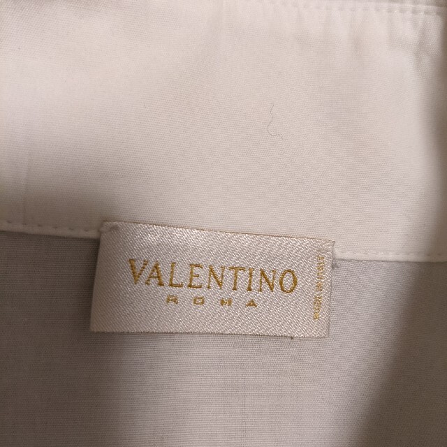 VALENTINO(ヴァレンティノ)のVALENTINOシンプル白シャツ レディースのトップス(シャツ/ブラウス(長袖/七分))の商品写真