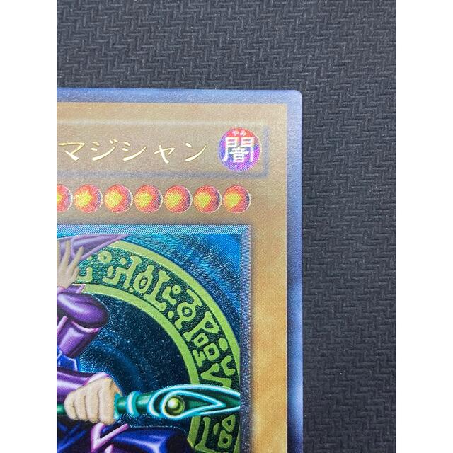 トレーディングカード【美品級、マグネットローダー付】ブラックマジシャン　レリーフ